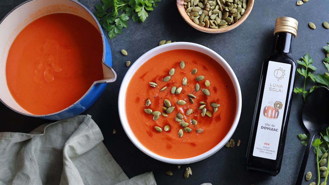 Supă crema de legume cu semințe și ulei de dovleac 